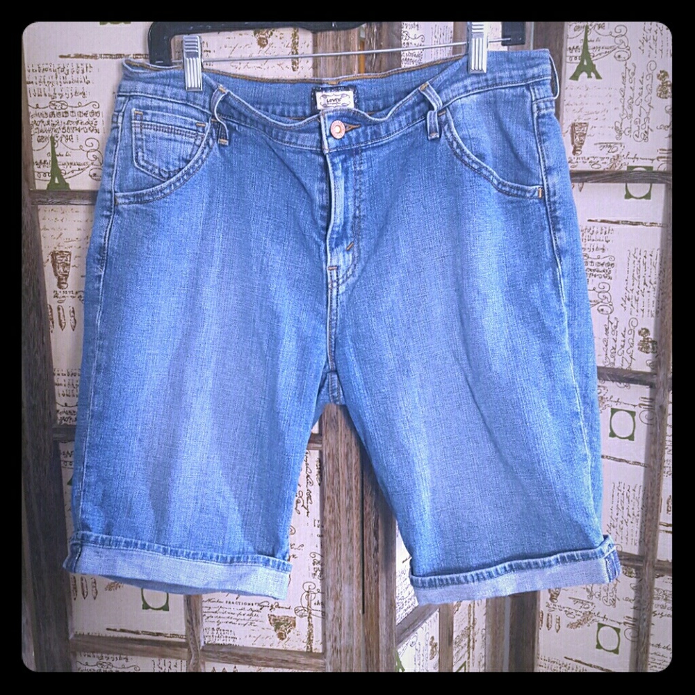🌻 EUC Levi's Bermuda Shorts